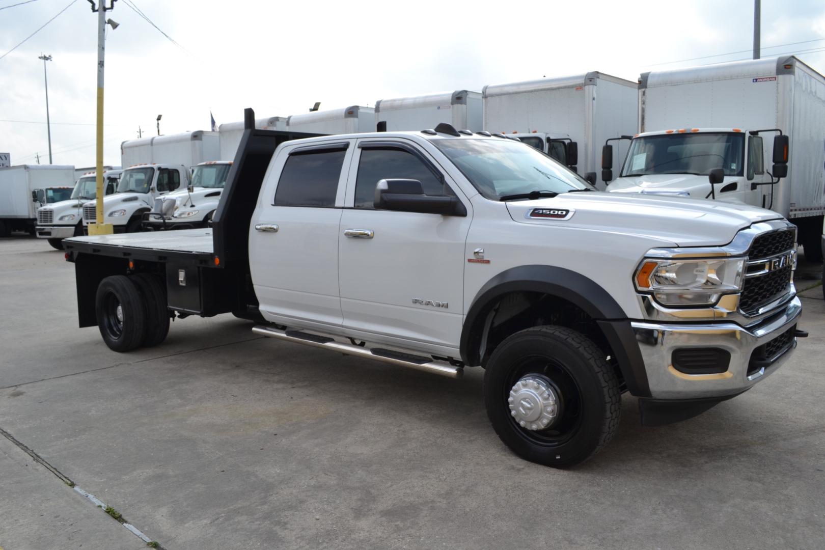 2021 WHITE /BLACK RAM SLT 4500 with an CUMMINS 6.7L TURBO DIESEL engine, AISIN A465 6SPD AUTOMATIC transmission, located at 9172 North Fwy, Houston, TX, 77037, (713) 910-6868, 29.887470, -95.411903 - Photo#2